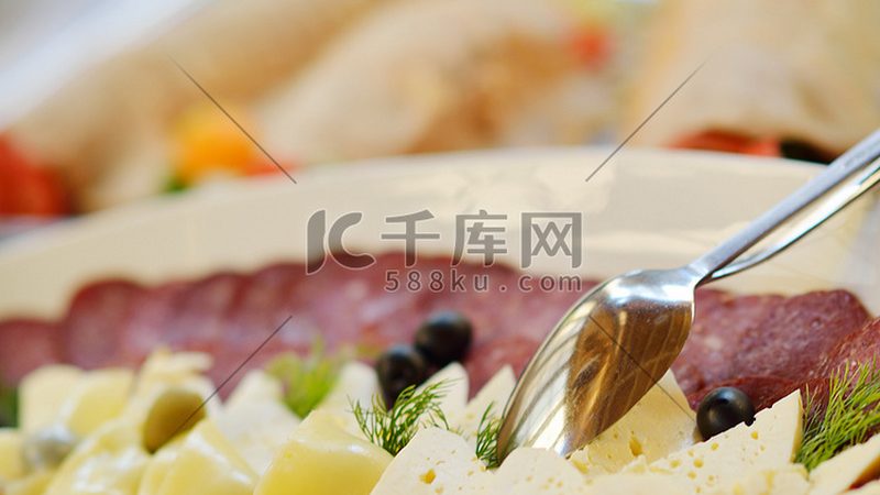 虽然速冻食品的保质期较长，但在食用前仍需注意以下几点：